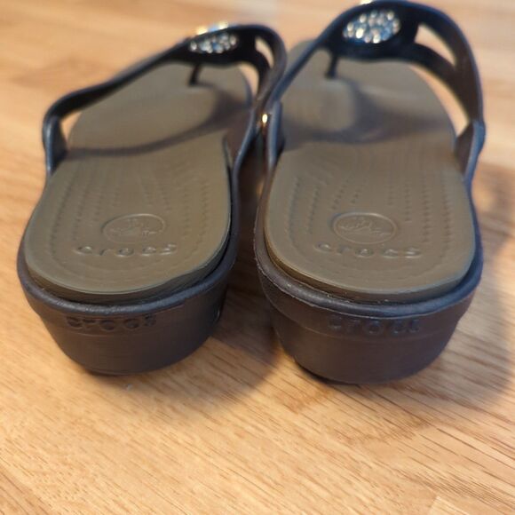 Crocs Sanrah Wedge Sandals Flip Flops Womens Size 11 Brown Round Gold Medallion - Picture 3 of 8